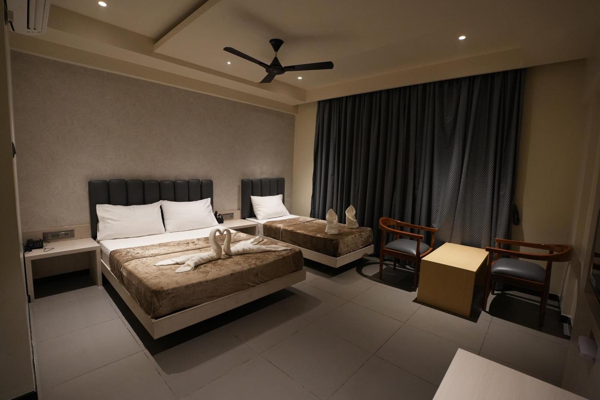 Hotel Swathi Hospet Bagian luar foto