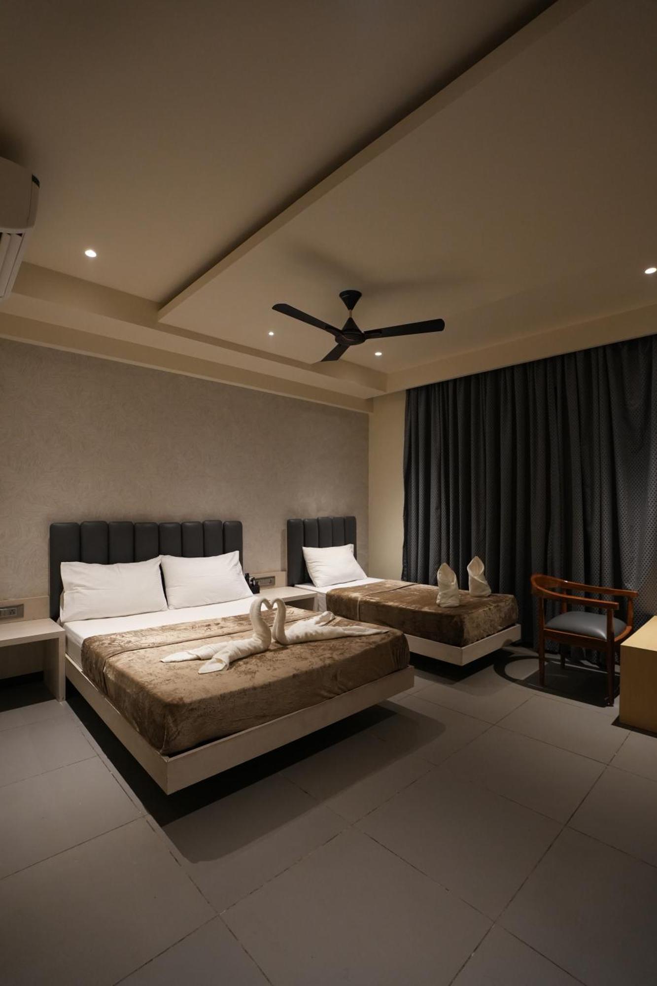Hotel Swathi Hospet Bagian luar foto