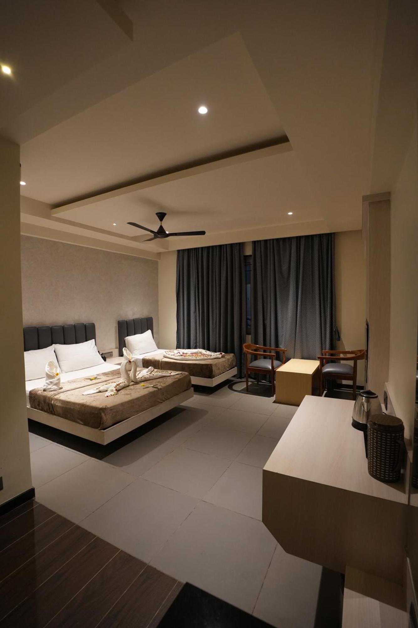 Hotel Swathi Hospet Bagian luar foto