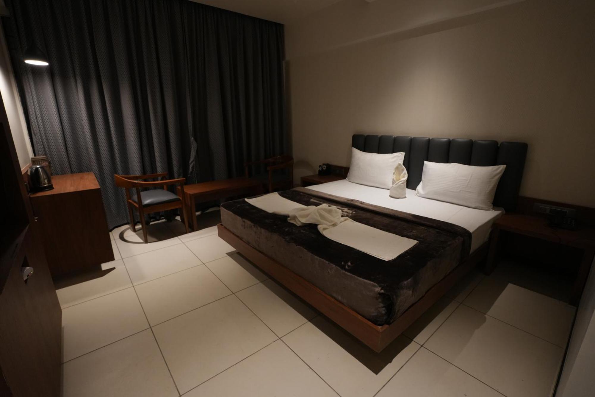 Hotel Swathi Hospet Bagian luar foto