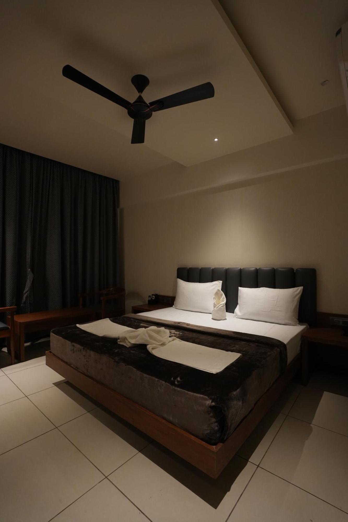 Hotel Swathi Hospet Bagian luar foto