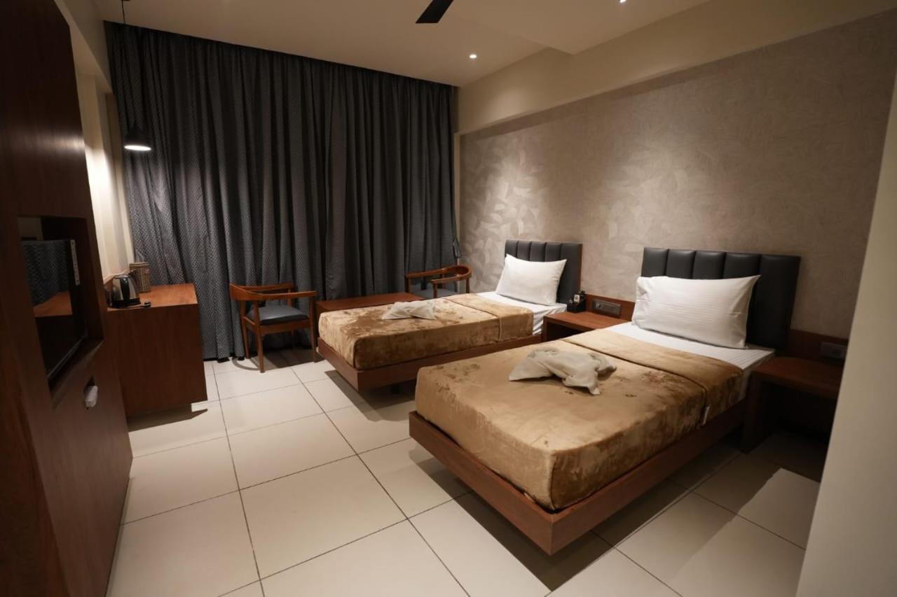 Hotel Swathi Hospet Bagian luar foto