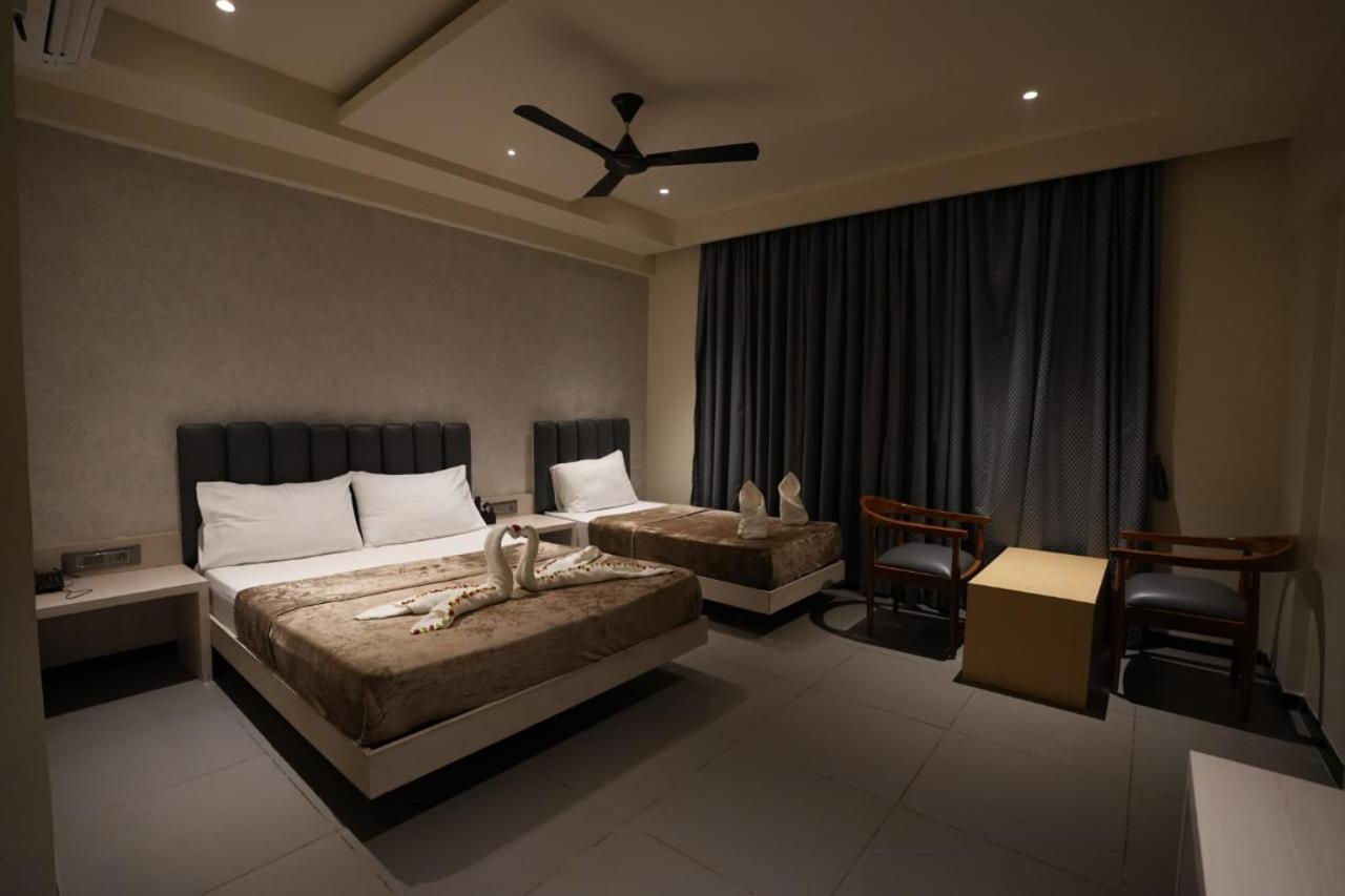 Hotel Swathi Hospet Bagian luar foto