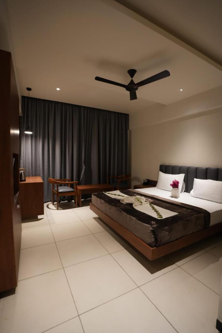 Hotel Swathi Hospet Bagian luar foto