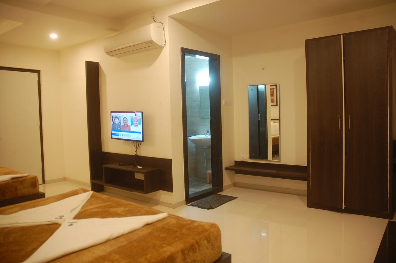 Hotel Swathi Hospet Bagian luar foto
