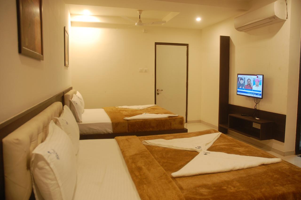 Hotel Swathi Hospet Bagian luar foto
