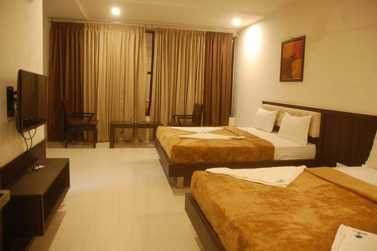 Hotel Swathi Hospet Bagian luar foto