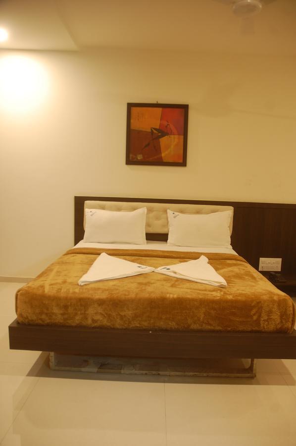 Hotel Swathi Hospet Bagian luar foto